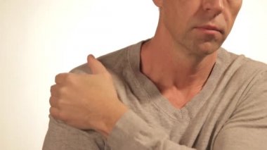 Ağrı gidermek çalışan ağrıyor omzunun tutan adam