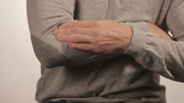 急性の痛みのため肘のマッサージ男 — ストック動画