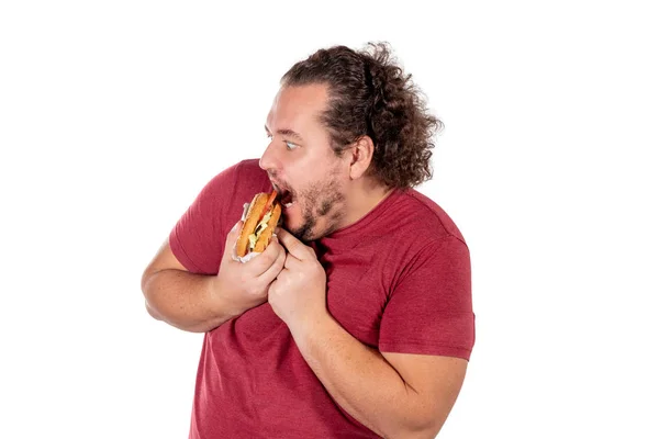 Hombre gordo divertido comiendo hamburguesa. Comida rápida, comida malsana. Sobrepeso y problemas de salud — Foto de Stock