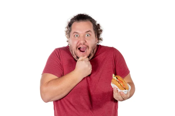 Смешной толстяк ест гамбургер. Быстрое питание, нездоровое питание. Избыточный вес и проблемы со здоровьем — стоковое фото