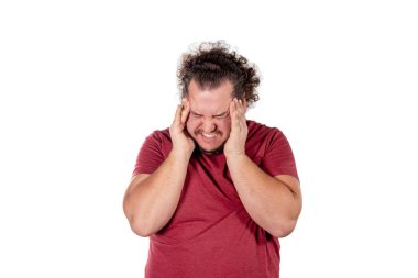 Şişman bir adam yüksek kan basıncı ve baş ağrısı vardır