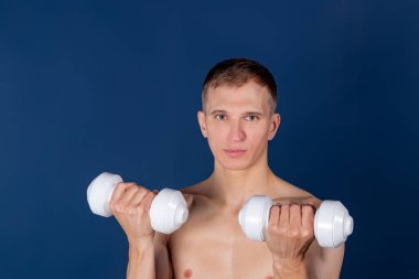 Closeup kaslı bir genç adam halter kaldırma