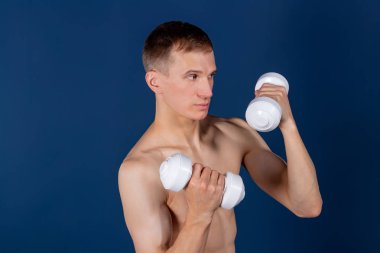 Closeup kaslı bir genç adam halter kaldırma