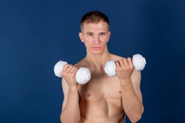 Closeup kaslı bir genç adam halter kaldırma