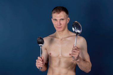 Çıplak kas vücut önlük ile yakışıklı seksi Şef