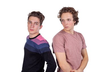 İki arkadaş casual ayakta ve birlikte gülerek giymek. Beyaz arka plan üzerinde arkadaşlarım zevk izole