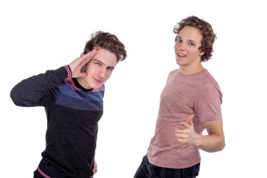 İki mutlu genç adam izole parmakları işaret portresi