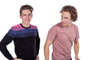 İki arkadaş casual ayakta ve birlikte gülerek giymek. Beyaz arka plan üzerinde arkadaşlarım zevk izole