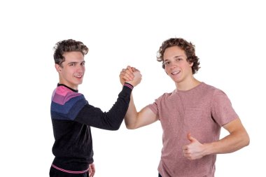 İzole kutlama iki neşeli genç adam portresi