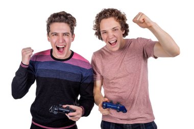 Video oyunları oynamak ve gamepads tutan iki genç arkadaşlar