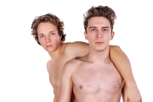 Beyaz Bir Arka Plan Üzerinde Iki Genç Seksi Adam Hugs — Stok fotoğraf