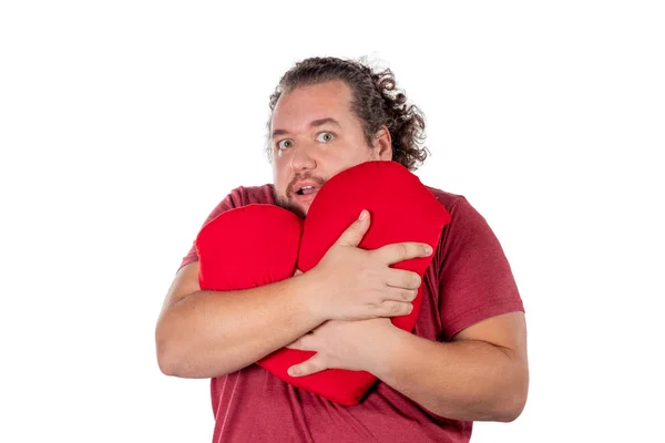 Studioaufnahme Eines Dicken Mannes Der Ein Rotes Herzförmiges Kissen Isoliert — Stockfoto