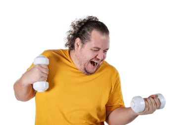 Dambıl ile egzersiz ve izole kameraya bakarak komik şişman adam