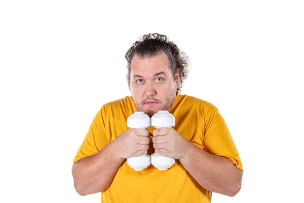 Hombre Gordo Divertido Haciendo Ejercicio Con Pesas Mirando Cámara Aislada — Foto de Stock