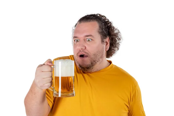 Hombre Gordo Divertido Sintiéndose Feliz Relajado Sosteniendo Cerveza Fría Fresca — Foto de Stock