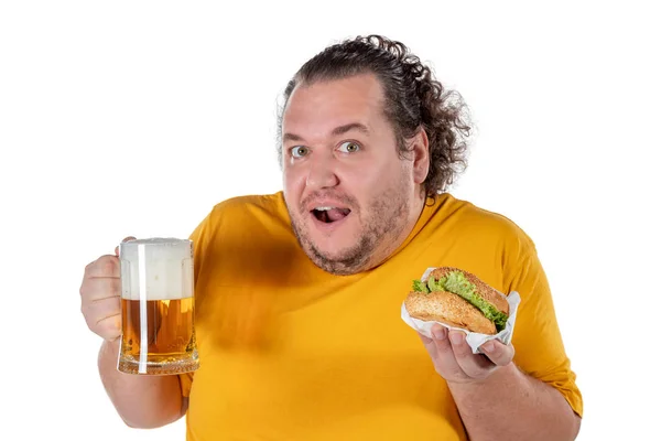 Rolig Fett Man Äter Hamburgare Och Dricker Alkohol Dryck — Stockfoto