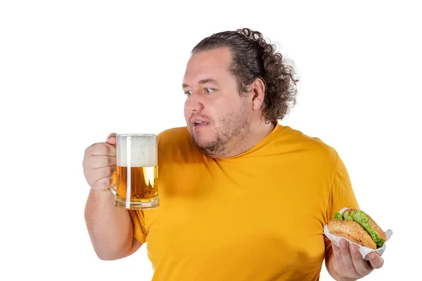 Rolig Fett Man Äter Hamburgare Och Dricker Alkohol Dryck — Stockfoto