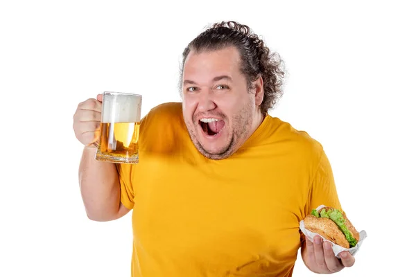 Rolig Fett Man Äter Hamburgare Och Dricker Alkohol Dryck — Stockfoto