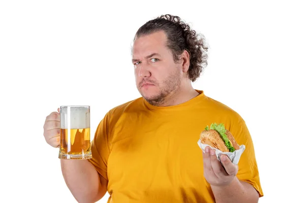 Rolig Fett Man Äter Hamburgare Och Dricker Alkohol Dryck — Stockfoto