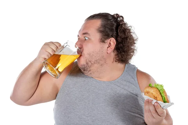 Hombre Gordo Divertido Comiendo Hamburguesa Bebiendo Bebidas Alcohólicas —  Fotos de Stock