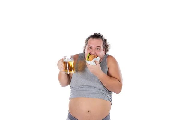 Hombre Gordo Divertido Comiendo Hamburguesa Bebiendo Bebidas Alcohólicas — Foto de Stock