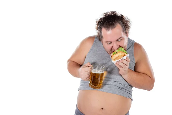 Divertente Grasso Uomo Mangiare Hamburger Bere Bevande Alcoliche — Foto Stock