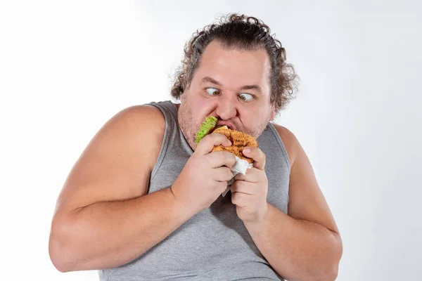 Portret Van Grappige Dikke Man Eten Fastfood Hamburger Geïsoleerd — Stockfoto