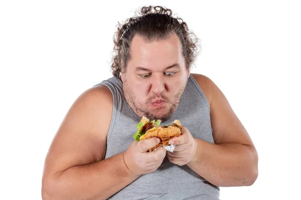 Retrato Homem Gordo Engraçado Comendo Hambúrguer Fast Food Isolado — Fotografia de Stock