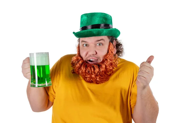 Uśmiechający Się Zadowolony Gruby Mężczyzna Kapeluszu Krasnoludek Zielone Piwo Celebruje — Zdjęcie stockowe