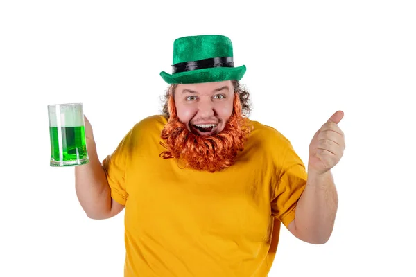 Uśmiechający Się Zadowolony Gruby Mężczyzna Kapeluszu Krasnoludek Zielone Piwo Celebruje — Zdjęcie stockowe