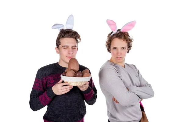 Двоє Щасливих Молодих Чоловіків Кролячих Вухах Тримають Кошик Яйцями Великоднем — стокове фото