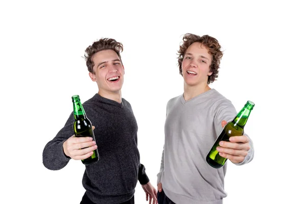 Dva Šťastné Lidi Pít Pivo Jíst Chipsy Sledovat Fotbalový Zápas — Stock fotografie