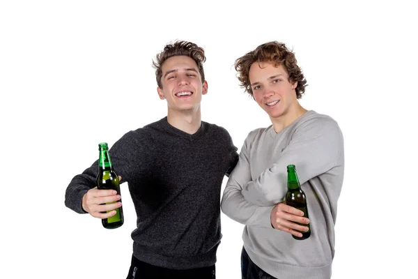 Deux Gars Heureux Buvant Bière Mangeant Des Chips Tout Regardant — Photo