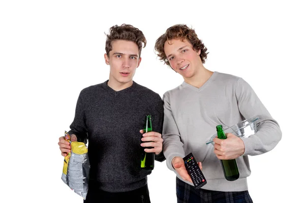 Deux Gars Heureux Buvant Bière Mangeant Des Chips Tout Regardant — Photo