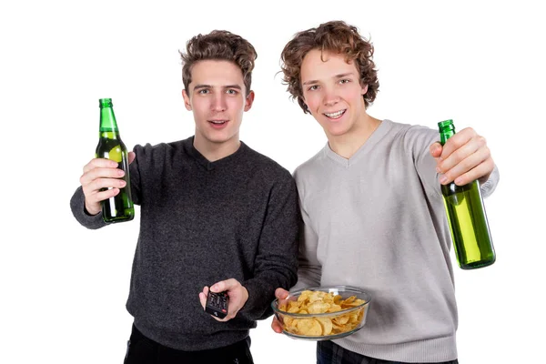 Dos Chicos Felices Bebiendo Cerveza Comiendo Papas Fritas Mientras Ven — Foto de Stock