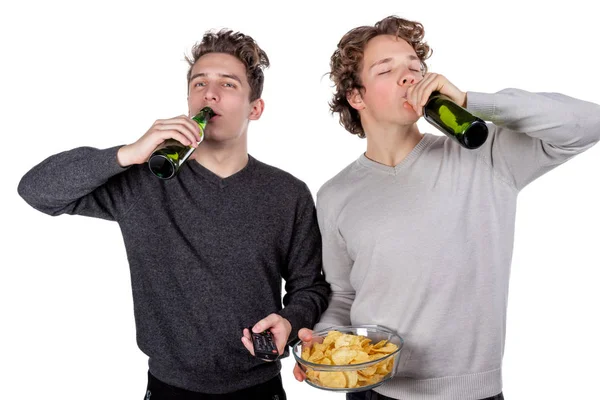 Dois Caras Felizes Bebendo Cerveja Comendo Batatas Fritas Enquanto Assiste — Fotografia de Stock