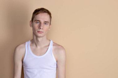 Genç ciddi adam kameraya bakan