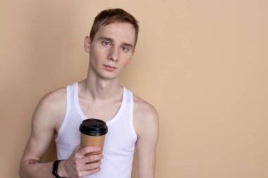 Adam içecek kahve veya çay Kupası