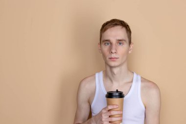 Adam içecek kahve veya çay Kupası