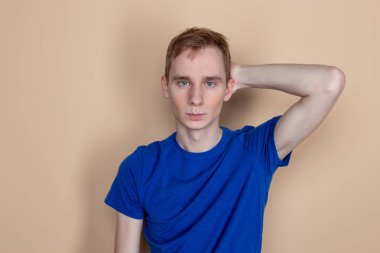 Genç ciddi adam kameraya bakan