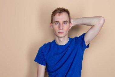 Genç ciddi adam kameraya bakan