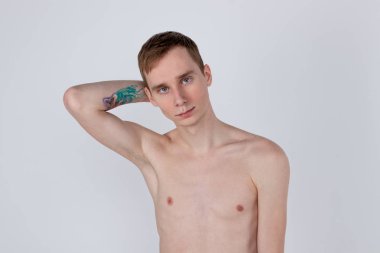 Genç ciddi adam kameraya bakan