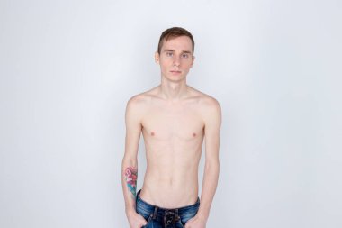 Genç ciddi adam kameraya bakan