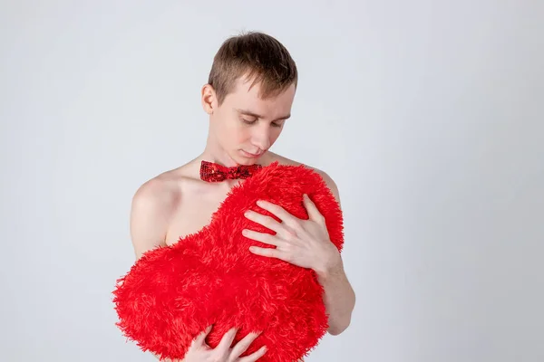 Pohledný Chlap Drží Velké Červené Srdce Bílém Podkladu Láska Romantické — Stock fotografie