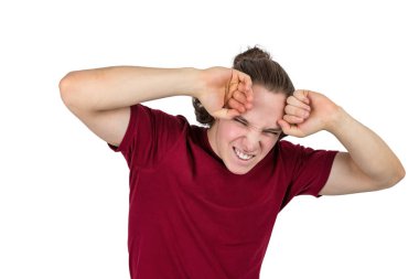 Portre depresif, beyaz arka planda izole genç adam vurguladı. İnsan duyguları yüz ifadesi