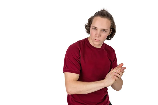 Mladý pohledný muž nosí neformální trička v ateliéru izolovaně — Stock fotografie