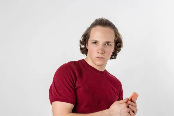 Jovem bonito homem usa casual t-shirt poses no estúdio isolado — Fotografia de Stock