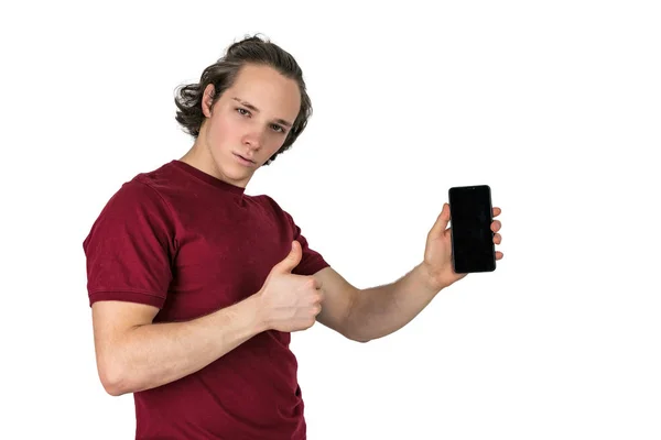 Красивий молодий чоловік у футболці тримає порожній смартфон на білому тлі — стокове фото