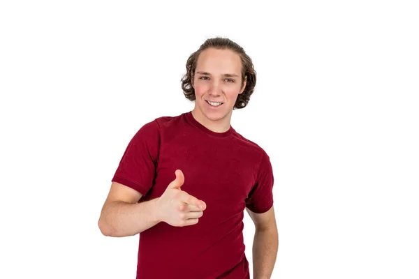 Retrato de homem bonito em t-shirt sorrindo e mostrando os polegares para a câmera isolada — Fotografia de Stock