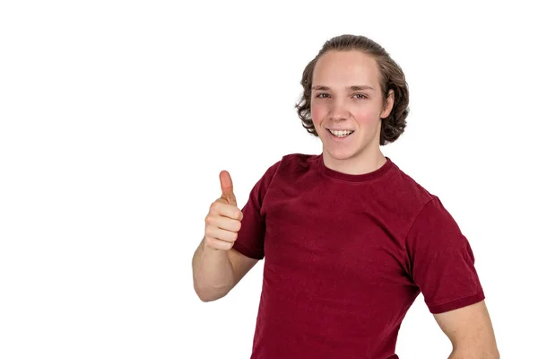 Retrato del hombre guapo en camiseta sonriendo y mostrando los pulgares hacia arriba en la cámara aislada — Foto de Stock